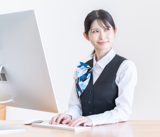 制服を着た日本人女性